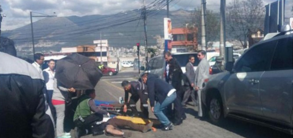 La caravana presidencial ayud a una persona que sufri un