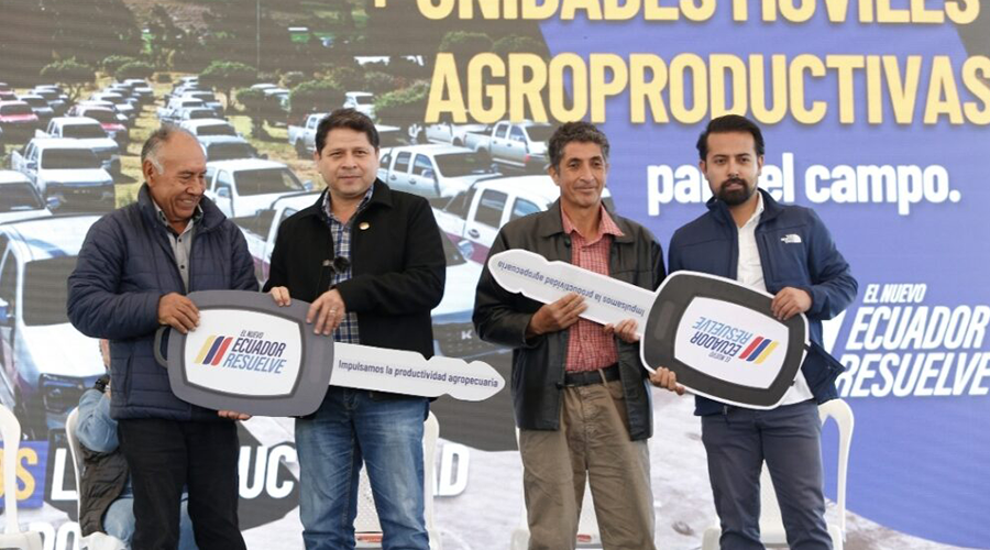 EL GOBIERNO DEL PRESIDENTE NOBOA ENTREGA CAMIONETAS SUBVENCIONADAS PARA EL AGRO Y ANUNCIA CONDONACIÓN DE DEUDAS A JUNTAS DE AGUA